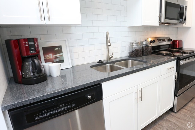 1BR, 1BA - 630 SF - Kitchen