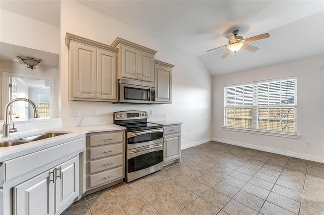 Photo - 102 Skinner St