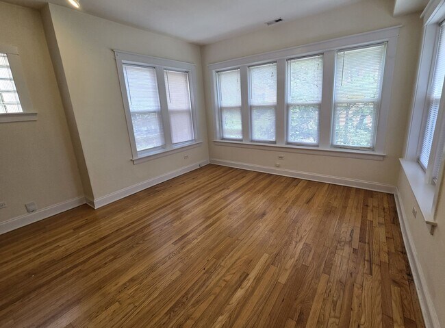 Photo - 4926 N Albany Ave Unidad 2N