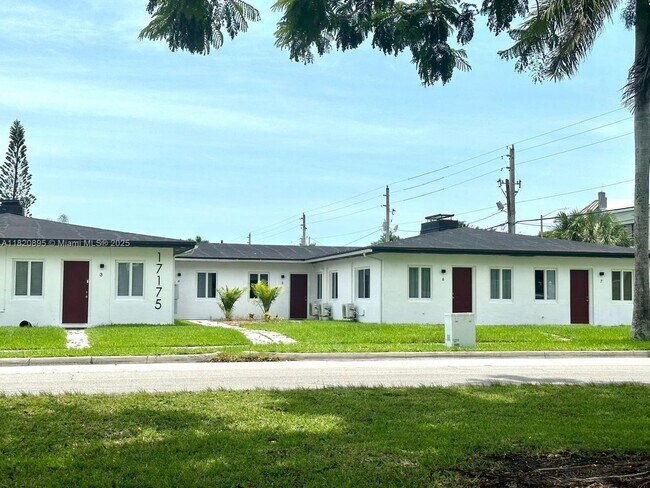 Building Photo - 17175 NE 19th Ave Unit 5-5 Rental
