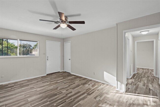 Building Photo - 2729 Main St Unit 8