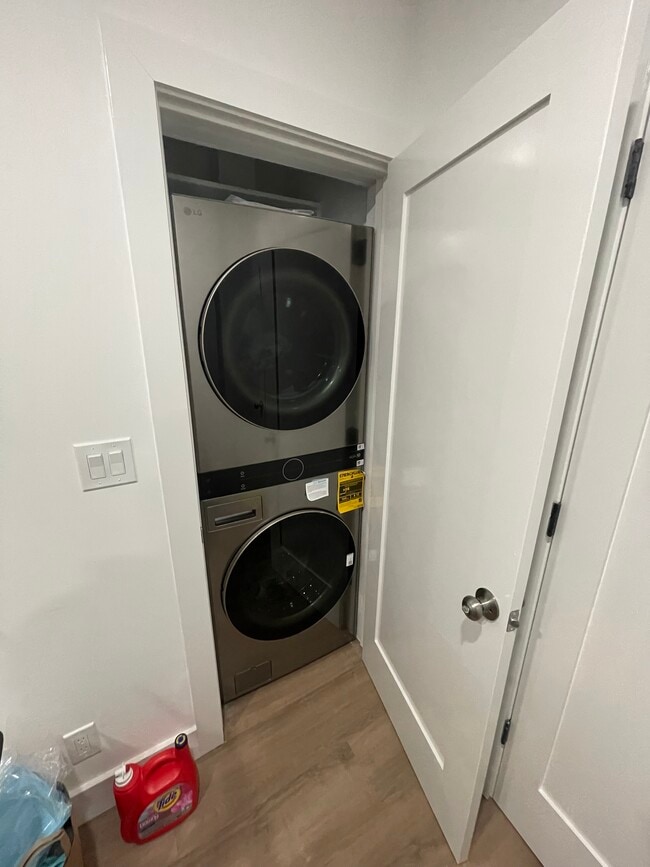 Photo - 13 Division St W