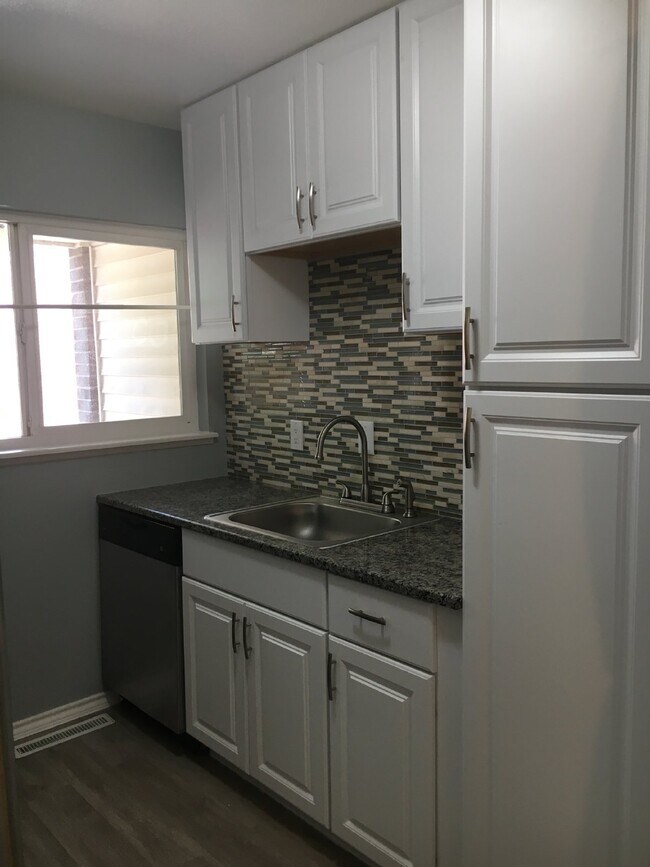 Photo - 2BR/1.5BA Remodeled Row Home in Westminster AVAIL 7/15 Unidad L