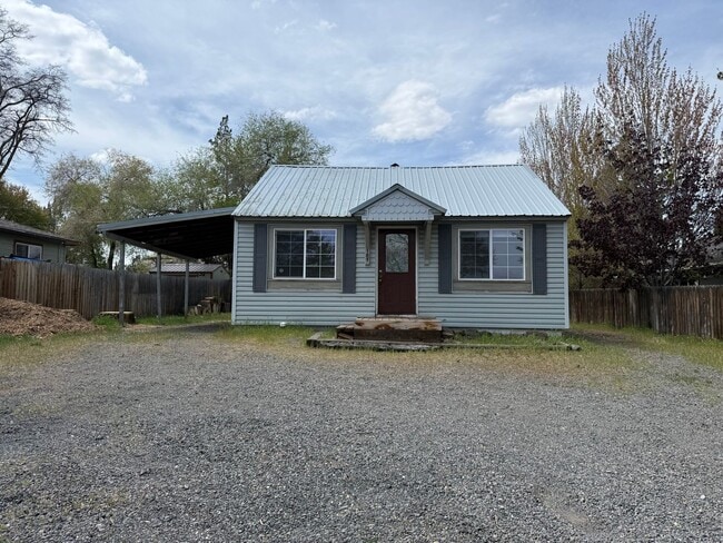 Building Photo - 2 Bed /1 Bath Home with Large Backyard and Great Location