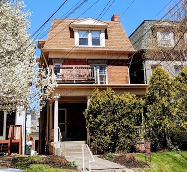 Spacious Two Story duplex on Walnut Street! - Spacious Two Story duplex on Walnut Street! House