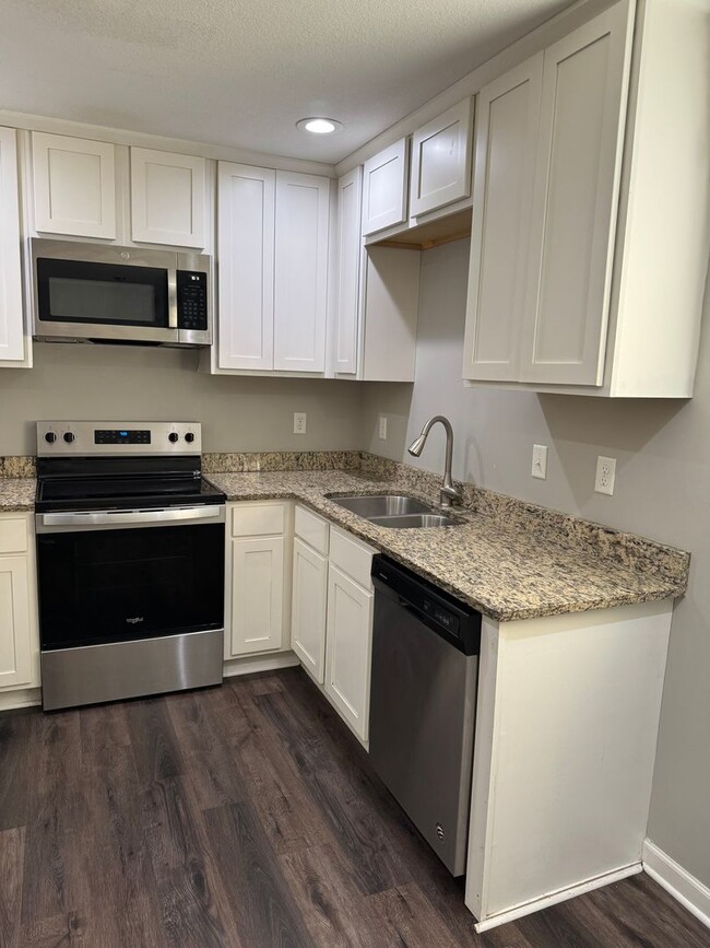 Photo - 3 Bed/2 Bath Townhouse near Downtown Shakopee- Available Now!