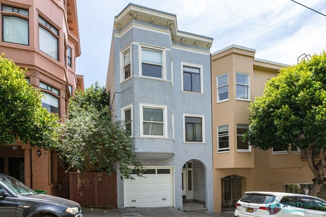 Building Photo - Nob Hill: Spacious Top Floor Apartment near The Fairmont Hotel, Huntington Park, & Trader Joe's Unit 1343 Sacramento Street #3