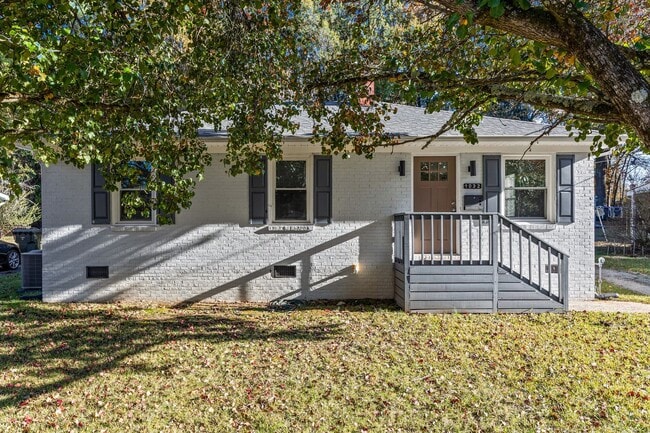 Building Photo - Newly renovated, adorable 3-bedroom, 1-bat...