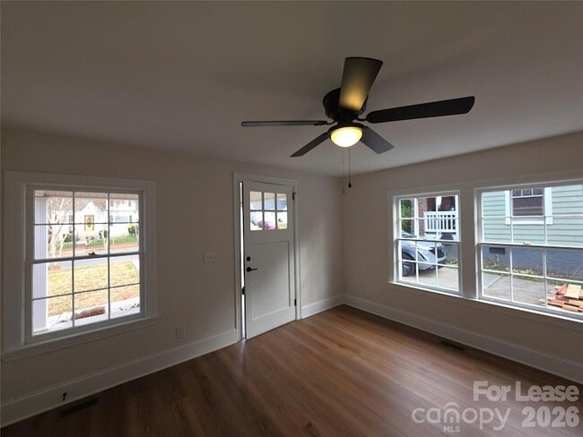 Photo - 1953 Woodcrest Ave