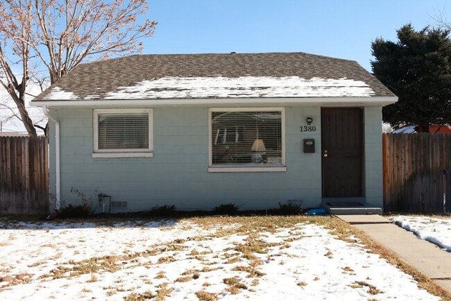 Building Photo - Spacious 2 bedroom with large den in the h... Rental