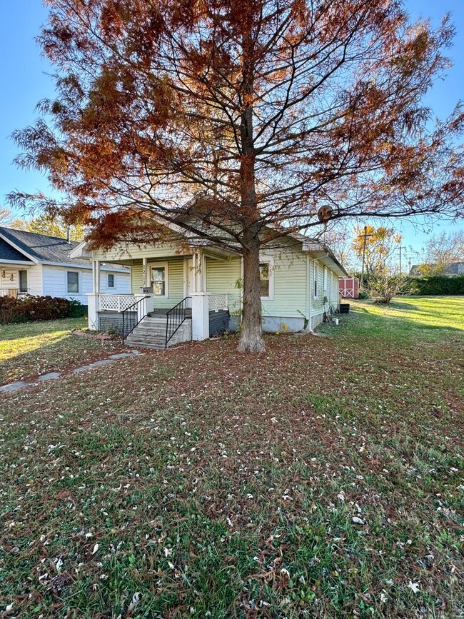 Building Photo - 2 bedroom/1 bathroom Rental