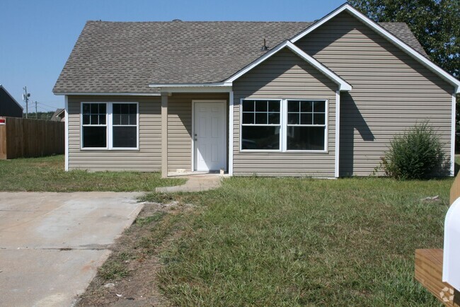 Building Photo - 3 Bedroom, 1.5 Bath Home in Nettleton Scho...