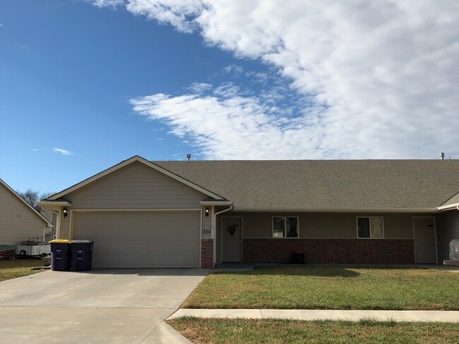 Building Photo - 724 Highland Ridge Dr