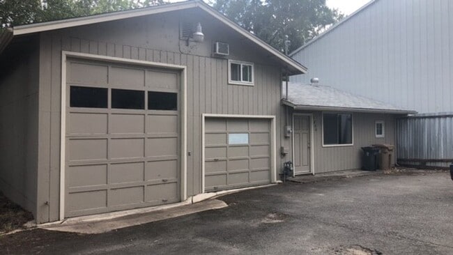 Building Photo - 2802-2802 NW Highland Ave Unit 2800