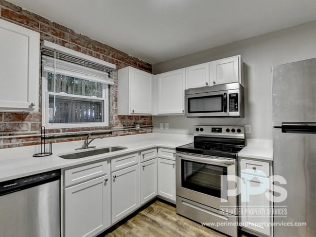 Photo - 221 Lampkin St NE