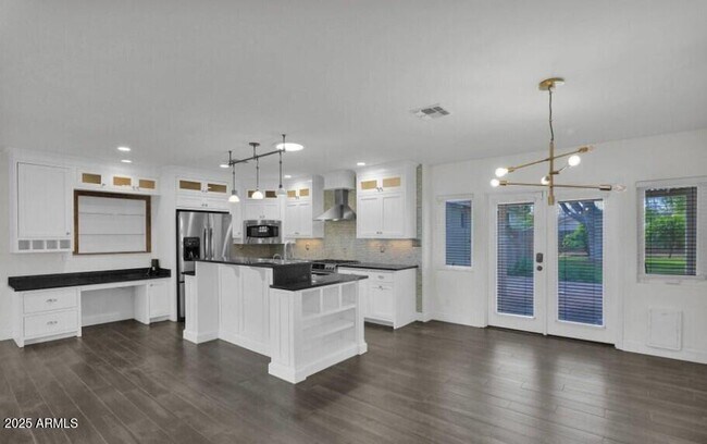 Photo - 3229 E Clarendon Ave