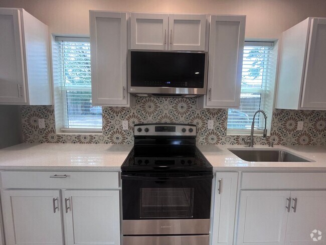 Building Photo - 1 bed 1 bath Just renovated! Stunning High... Rental