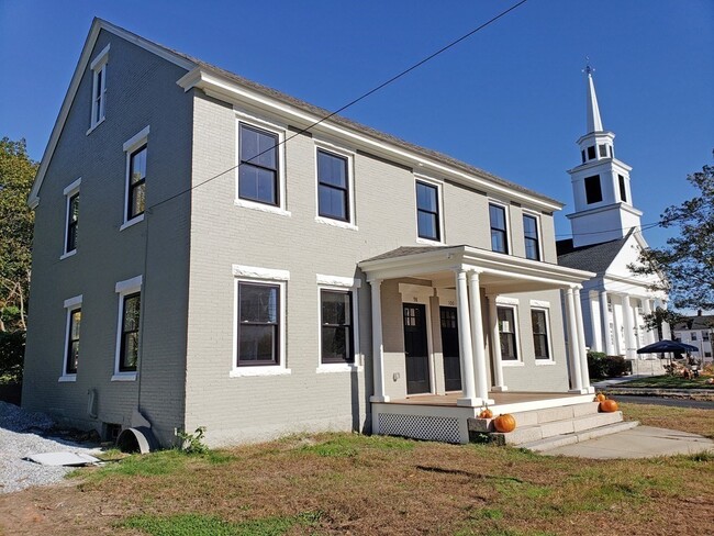 Building Photo - 98 Main St