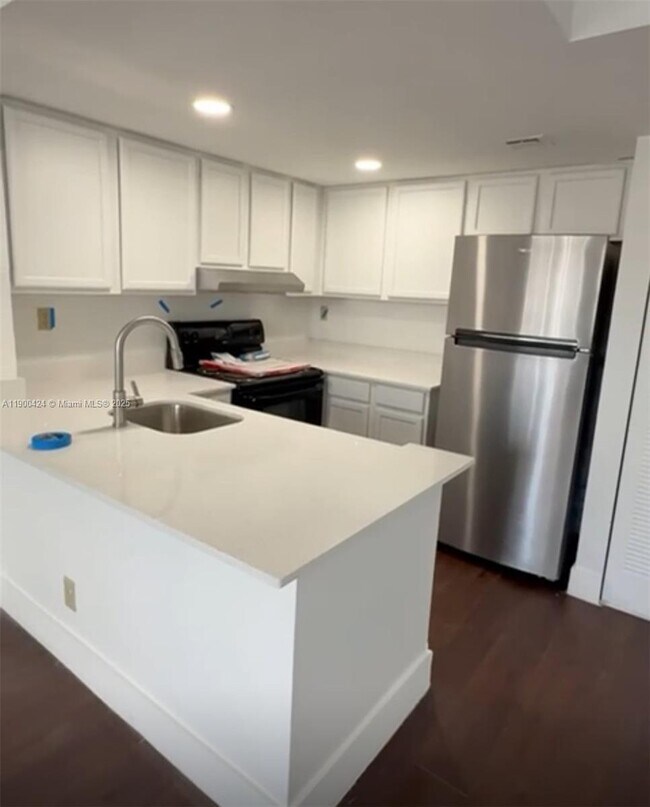 Photo - 714 Executive Center Dr Unidad 25