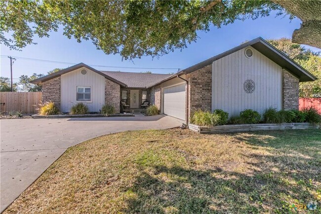 Building Photo - 3 BEDROOM WITH POOL, IN SALADO Rental