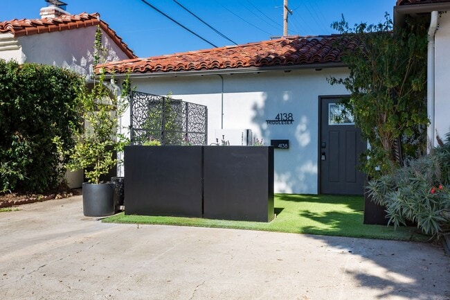 Building Photo - 4138 Middlesex Dr Unit 4138 Middlesex Drive