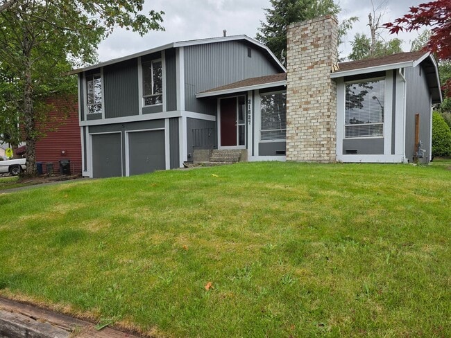 Building Photo - Kent East Hill - 3 bedroom 1.5 bath tri-level home - newly remodeled. Available NOW!