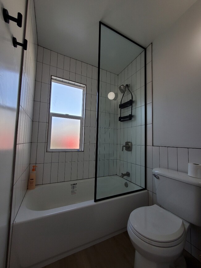 Full bathroom - 1457 Loma Ave House