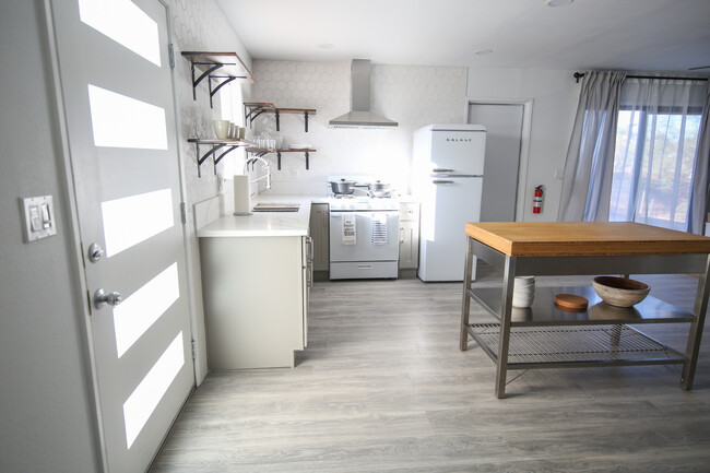 Kitchen - 5459 Daisy Ave Casa