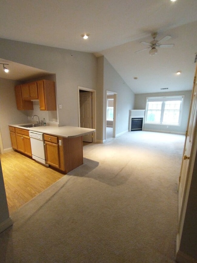 Building Photo - 2 Bedroom 2 Bath Unit 96