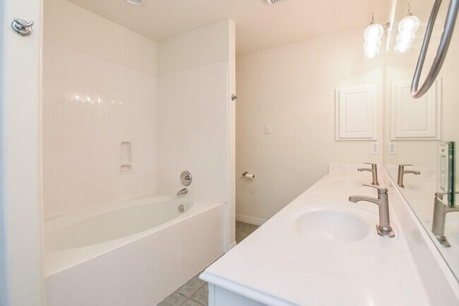 Building Photo - 13646 Garden Grove Ct
