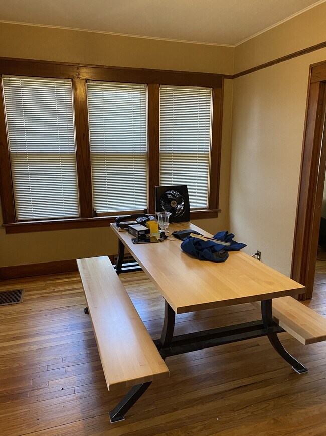 Photo - 817 W Walnut St