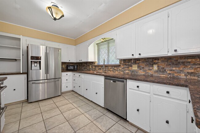 Photo - 1701 Mistletoe Ln