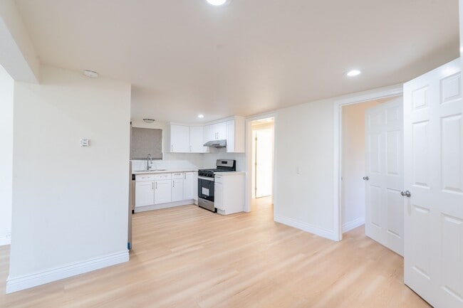 Photo - Upgraded 2 bedroom with yard! Lovely Amenties Unidad Rosanna St. 7881 B**