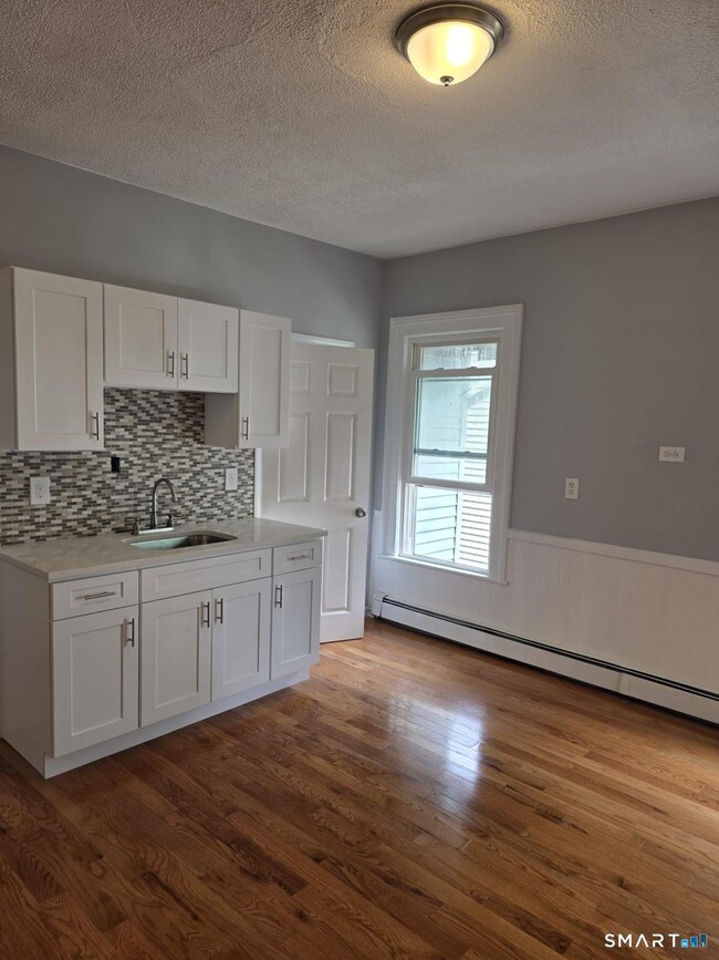 Building Photo - 282 Pequonnock St Unit 2