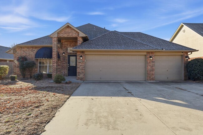 Building Photo - 4900 Cypress Lake Dr