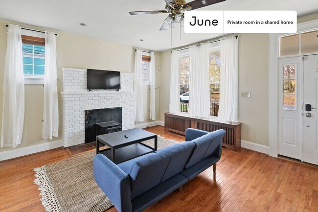 Room in Shared 5 bed/3 bath home in Brookland