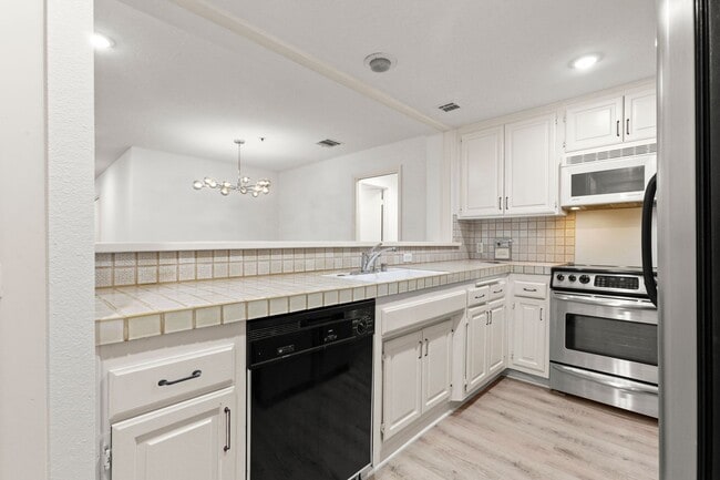 Photo - (Ellie:B) Promenade West – Unit #208 Unit 880 #208