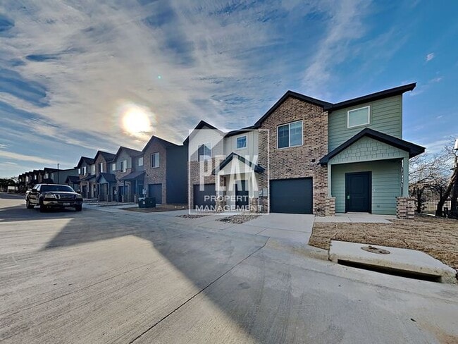 Photo - $1599! 3 Bed/2.5 Bath Townhome with a FRIDGE PROVIDED!