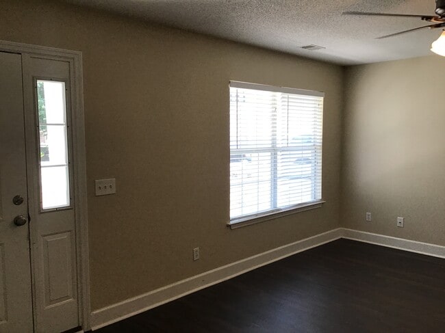 Photo - 634 Coopers Ln N