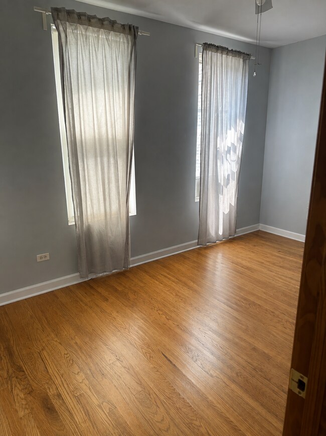 Room1 - 1116 W 17th St Unit 2F