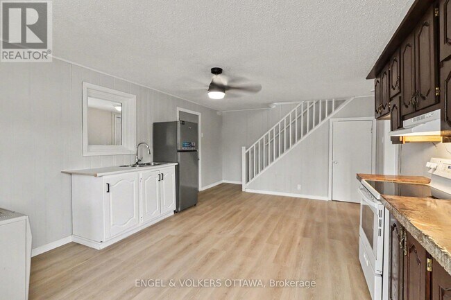 Photo - 728 Laval St