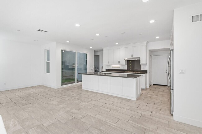 Photo - 3 Bedroom + Loft for Lease GREAT PARK LOCA...