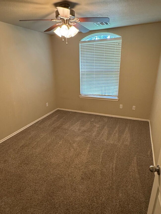 Photo - 3 bedroom 2 bath home close to campus