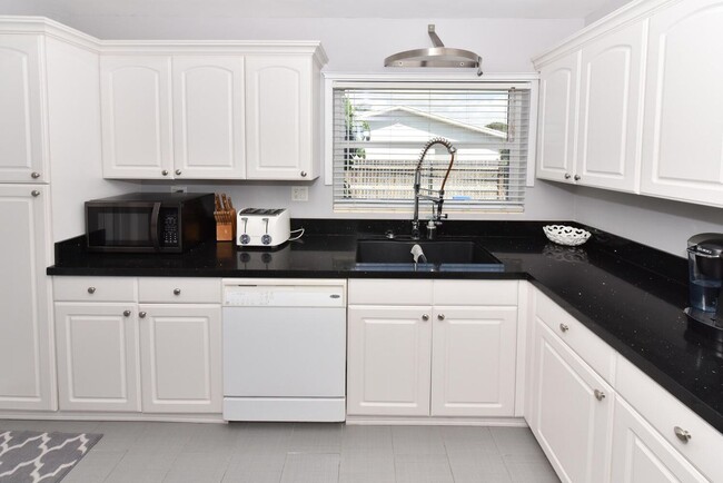 Photo - 340 Russlyn Dr