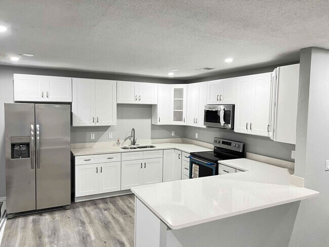 Photo - 111 W Hanlon St