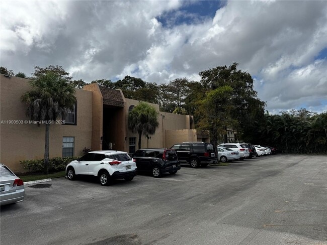Building Photo - 4231 NW 19th St Unit 258