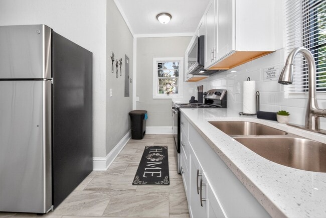 Photo - 2724 Hubbard St
