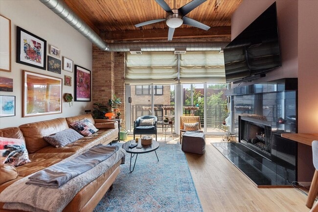 Building Photo - 2333 W Saint Paul Ave Unit 315 Rental