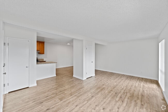 1 BR, 1 BA - 790SF