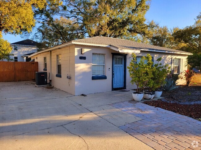 Building Photo - Totally remodeled South Tampa home!